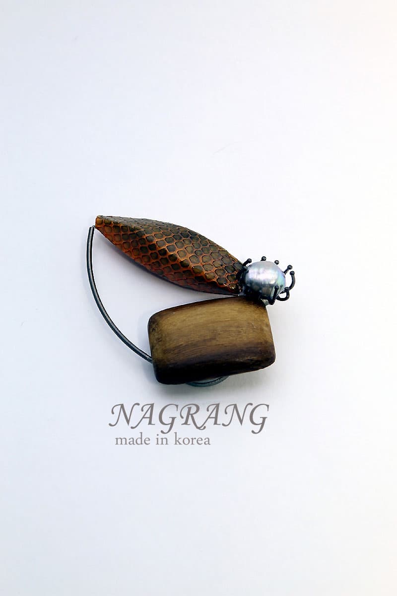 NAGRANG Wood material brooch with necklace